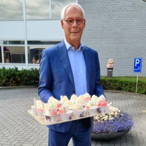 Wim Martens trakteert op ijs vanwege zijn afscheid van WZU Veluwe